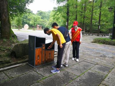 义乌三亚岛旅游区特勤队副队长刘佳楠规劝游客文明出行